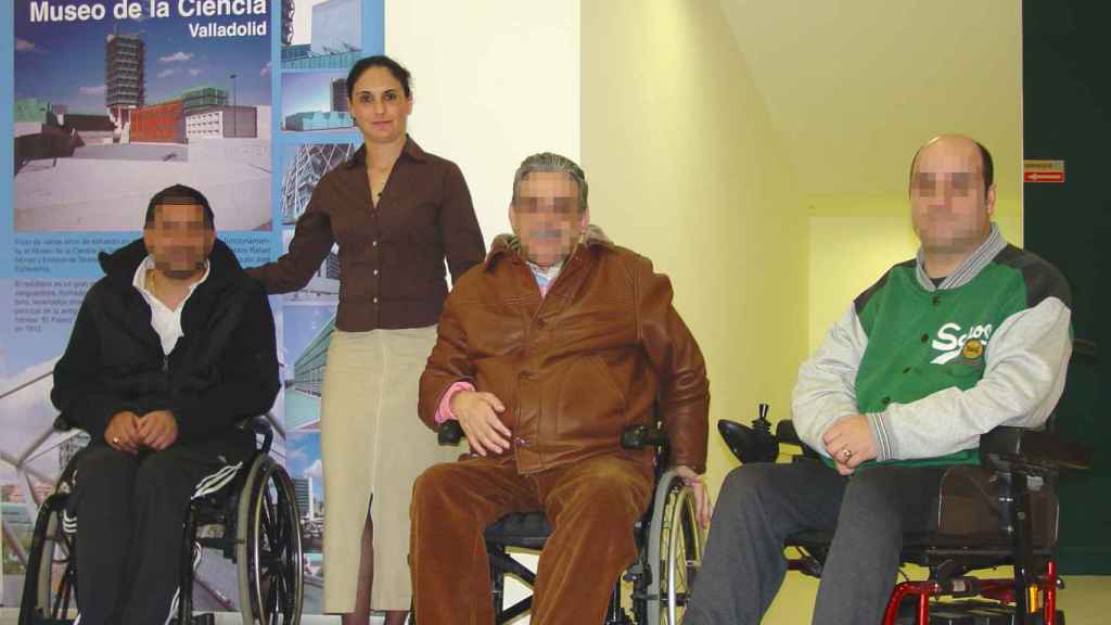 Una imagen de la doctora, años atrás, posando con varias personas en silla de ruedas.