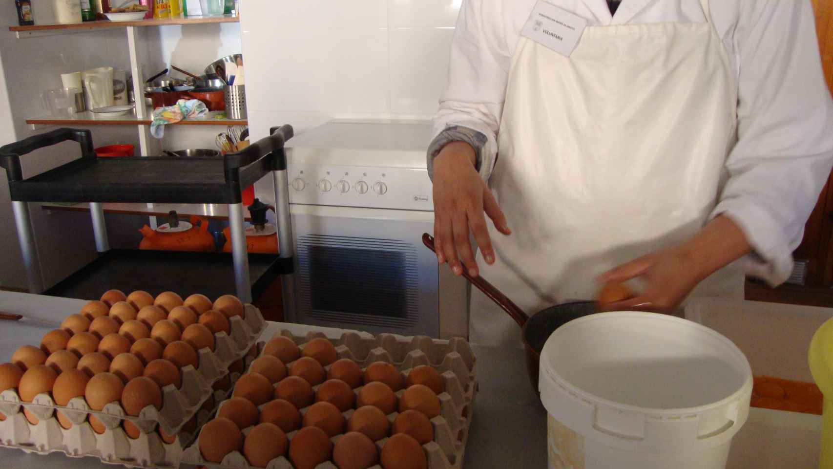 Carolina, con los huevos empleados en la repostería cisterciense.