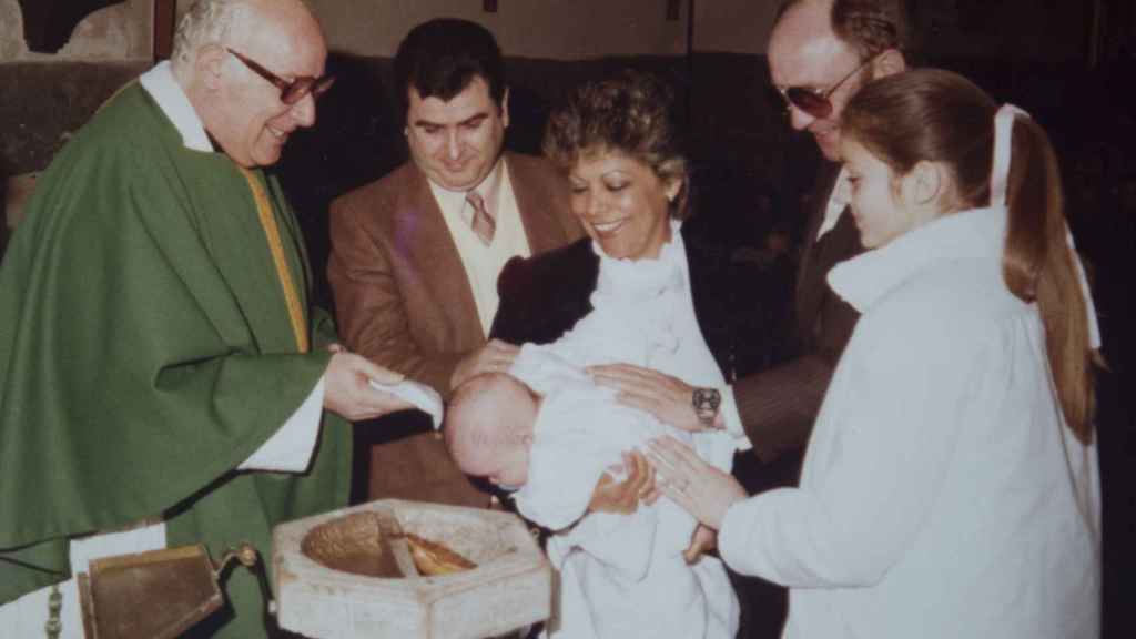 Francisco durante su bautizo junto a su madre y a su padre legal y su padre biológico, este último ejerciendo de padrino. Foto CEDIDA