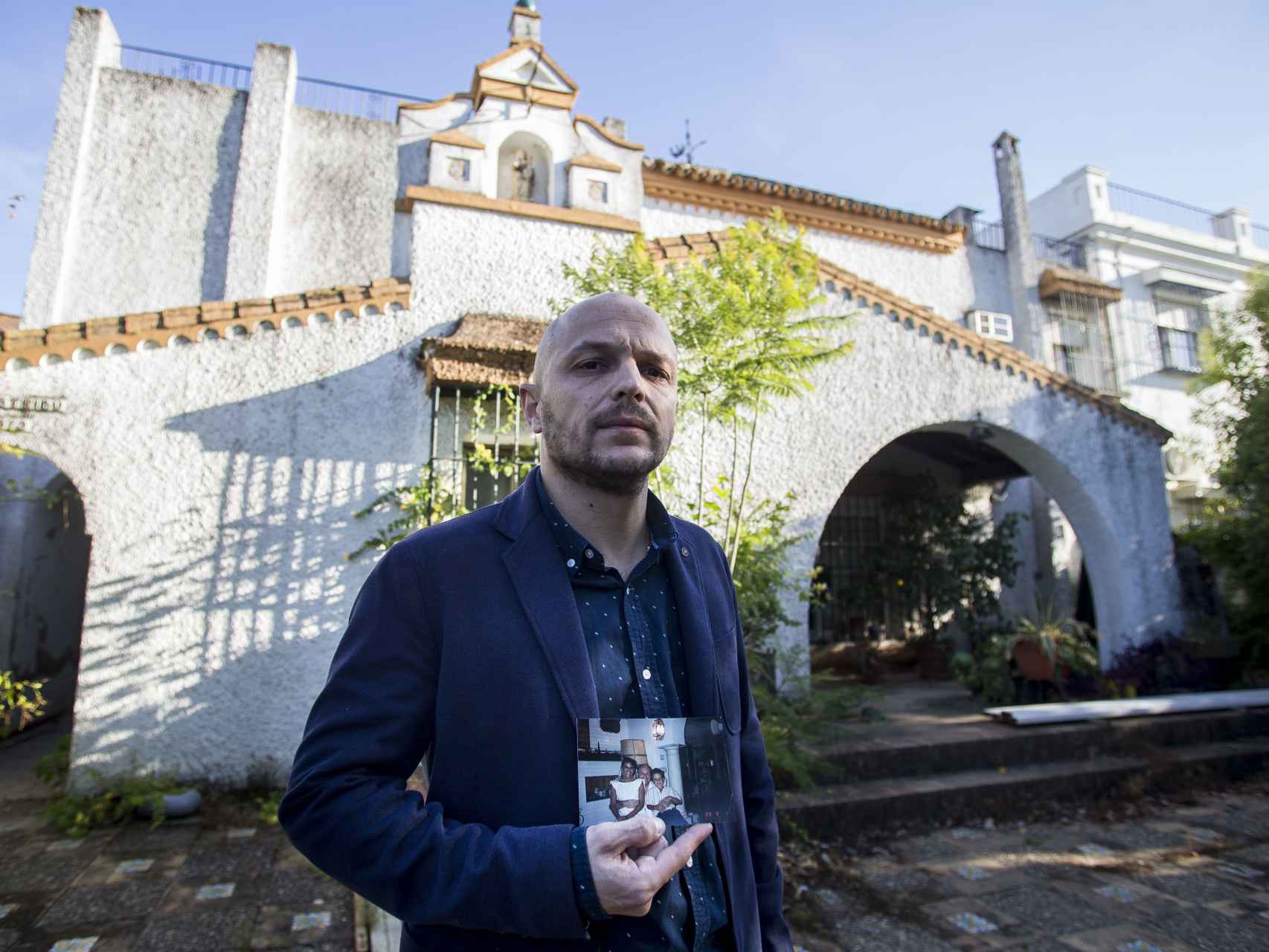 Francisco Javier Muñoz frente a la puerta de casa que perteneció a su padre hasta poco después de su fatal desenlace. Foto Fernando Ruso
