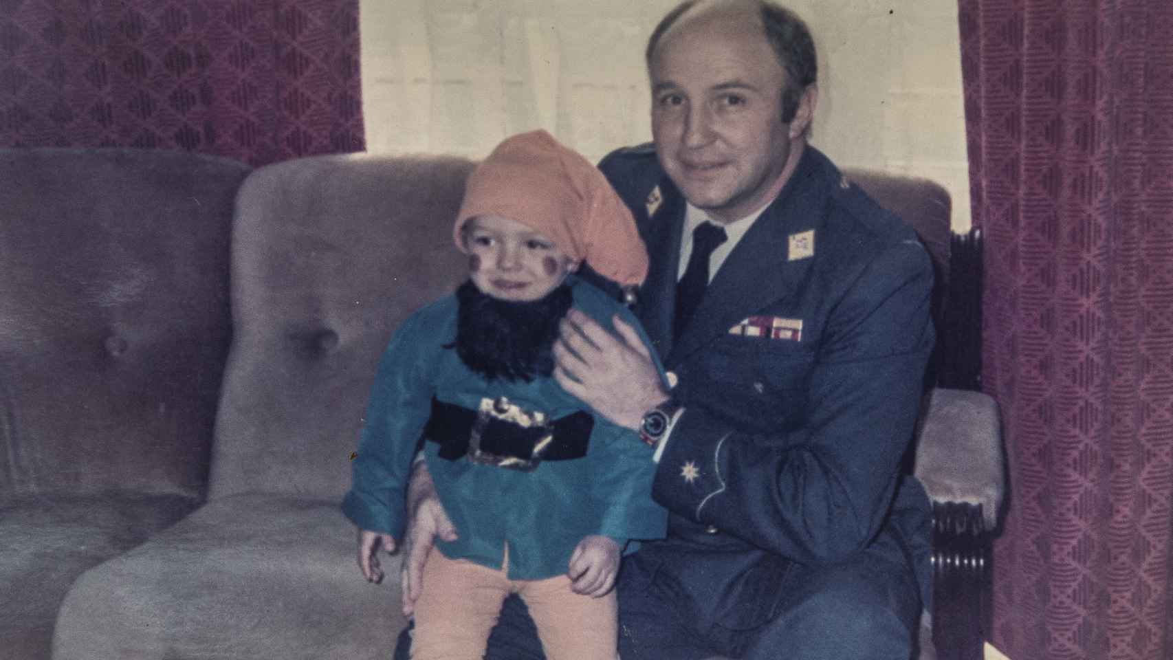 Francisco Javier Muñoz, de pequeño, en brazos del doctor Muñoz Cariñanos, quien ejercía de padrino ocultando al pequeño que realmente era su padre. Foto CEDIDA