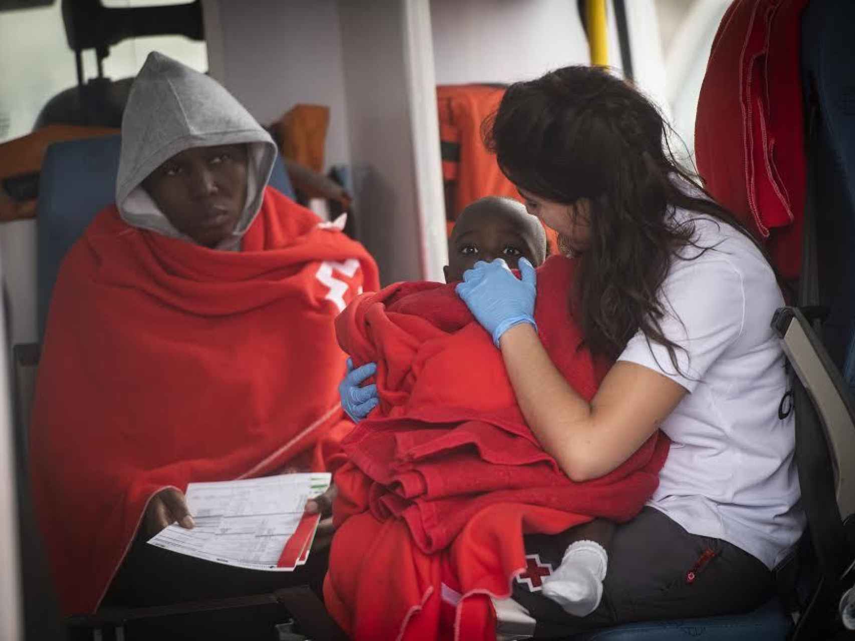 Entre los alrededor de 450 inmigrantes que llegaron este viernes, varios de ellos eran menores de edad. Cruz Roja los atendió a todos.