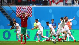 Los jugadores de Irán celebran el gol de la victoria en el tiempo de descuento.