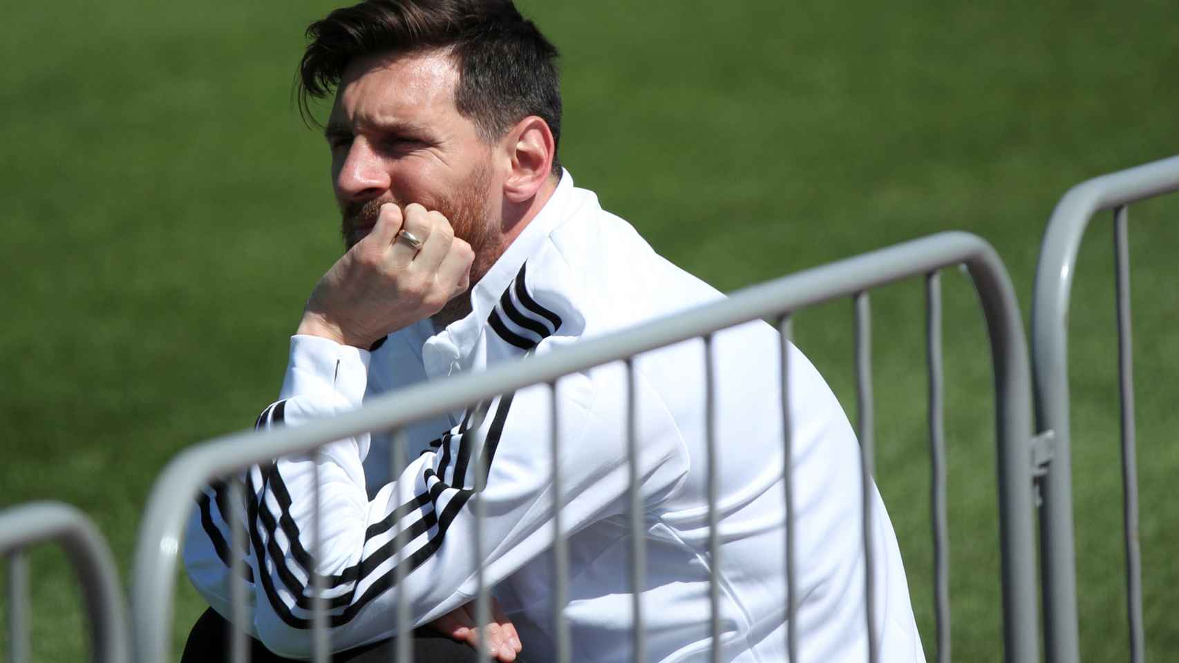 Messi dubitativo en un entrenamiento con Argentina.