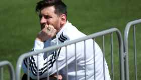 Messi dubitativo en un entrenamiento con Argentina.