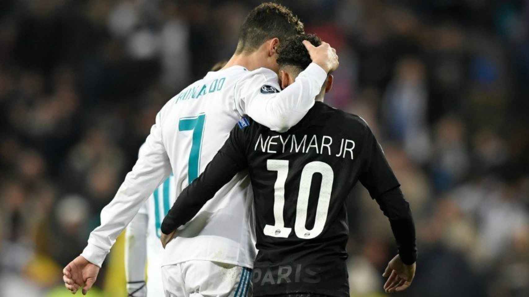 Cristiano y Neymar hablan. Foto Twitter (@ChampionsLeague)
