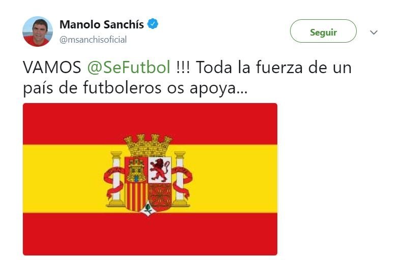 Sanchís se lía y anima a España con una bandera preconstitucional
