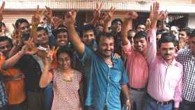 Anad Kumar con sus estudiantes