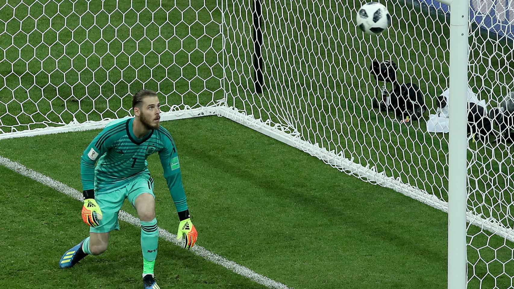 De Gea observa como entra el balón en el tercer gol de Cristiano.