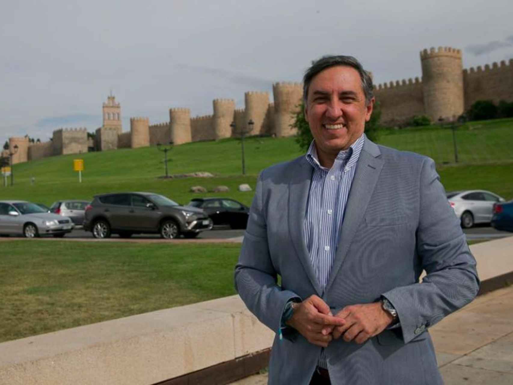 José Ramón García-Hernández, el candidato de la militancia, delante de la muralla de Ávila, su ciudad.