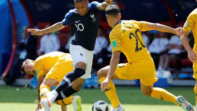 Mbappé trata de irse de un rival durante el Francia - Australia.