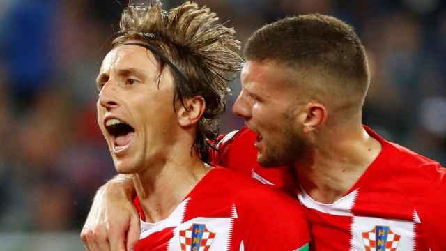 Luka Modric celebra con Ante Rebic su gol en el Croacia - Nigeria.
