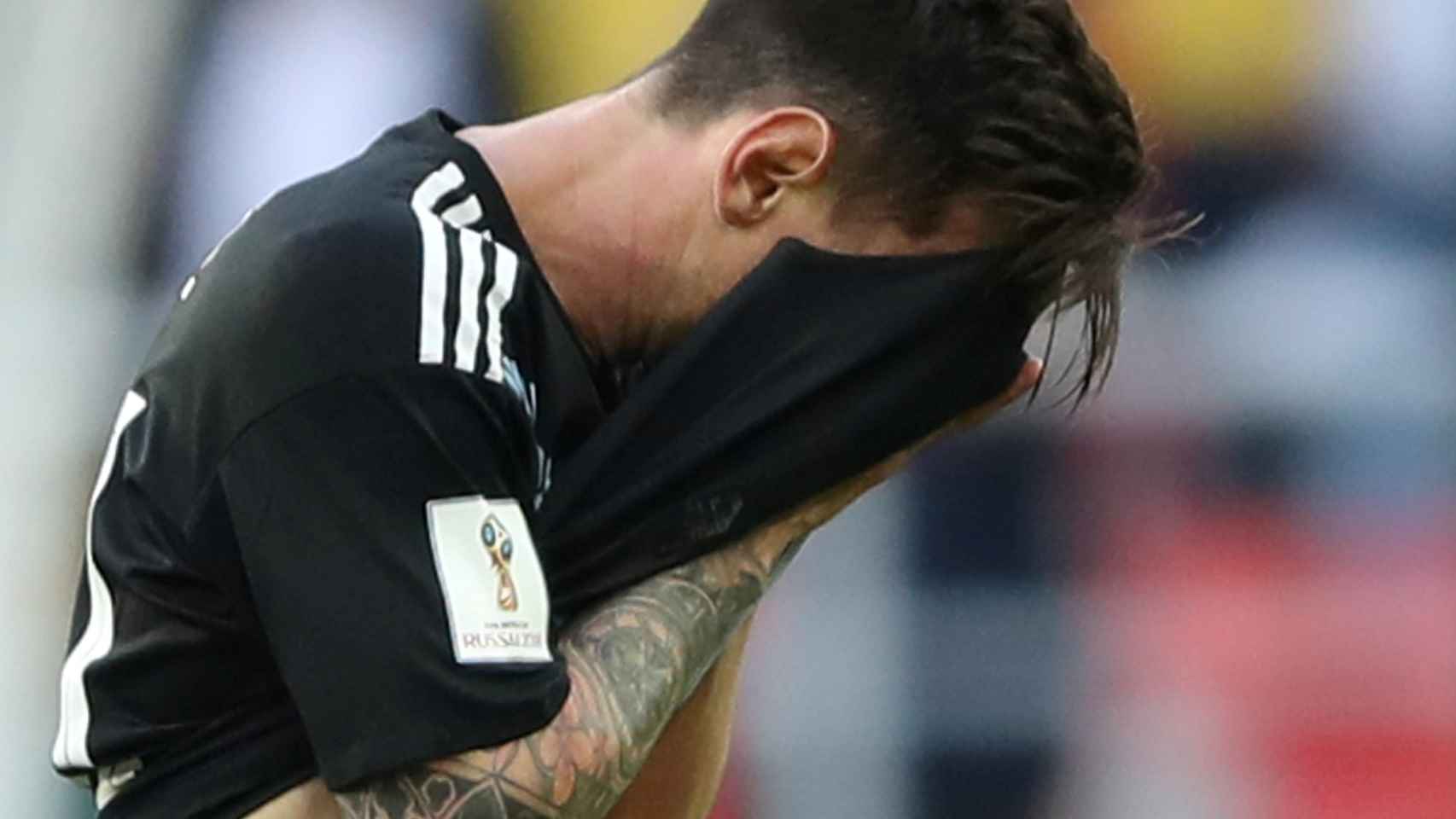 Messi se lamenta tras el empate.