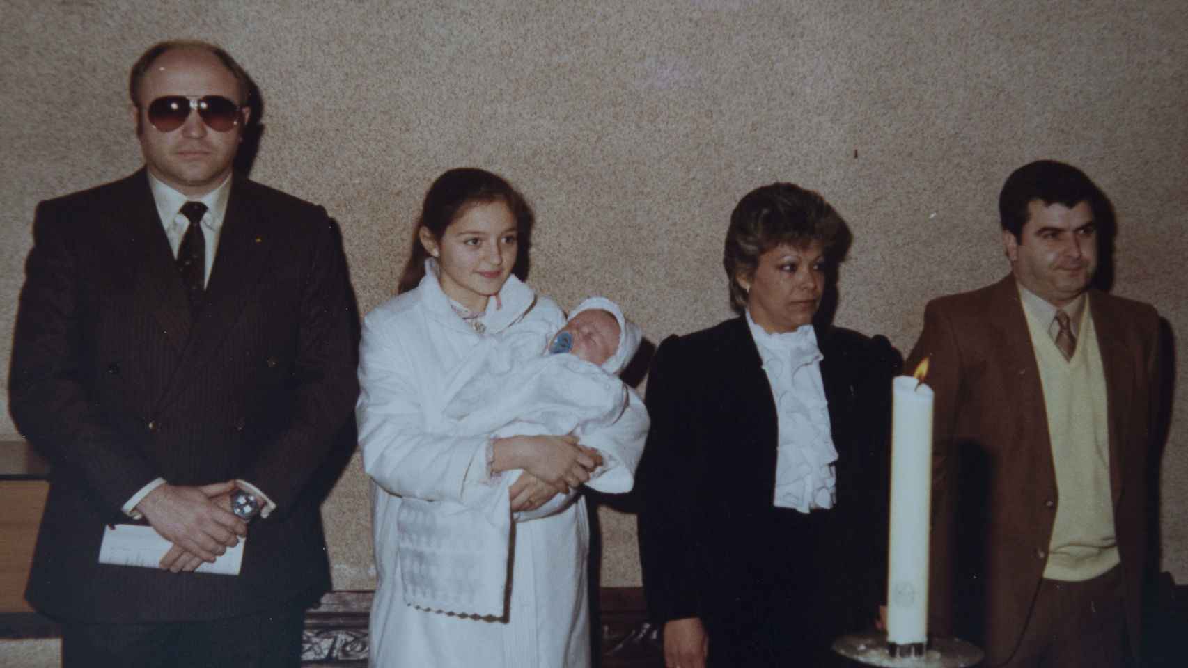 Francisco durante su bautizo junto a su madre y a su padre legal y su padre biológico, este último ejerciendo de padrino.