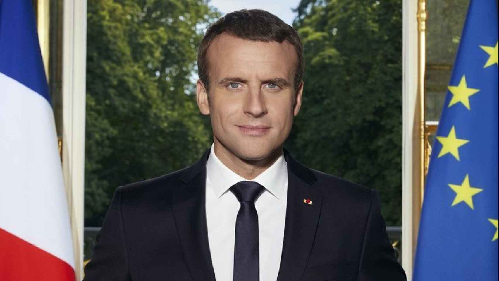 Fotografía oficial de Macron mostrada en la exposición.