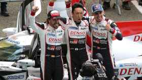 Fernando Alonso posa junto a Buemi y Nakajima tras ganar en las 24 horas de Le Mans.