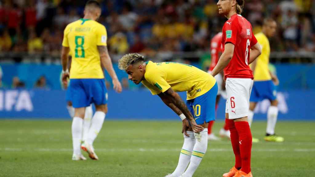 Neymar, cabizbajo, durante el Brasil - Suiza.