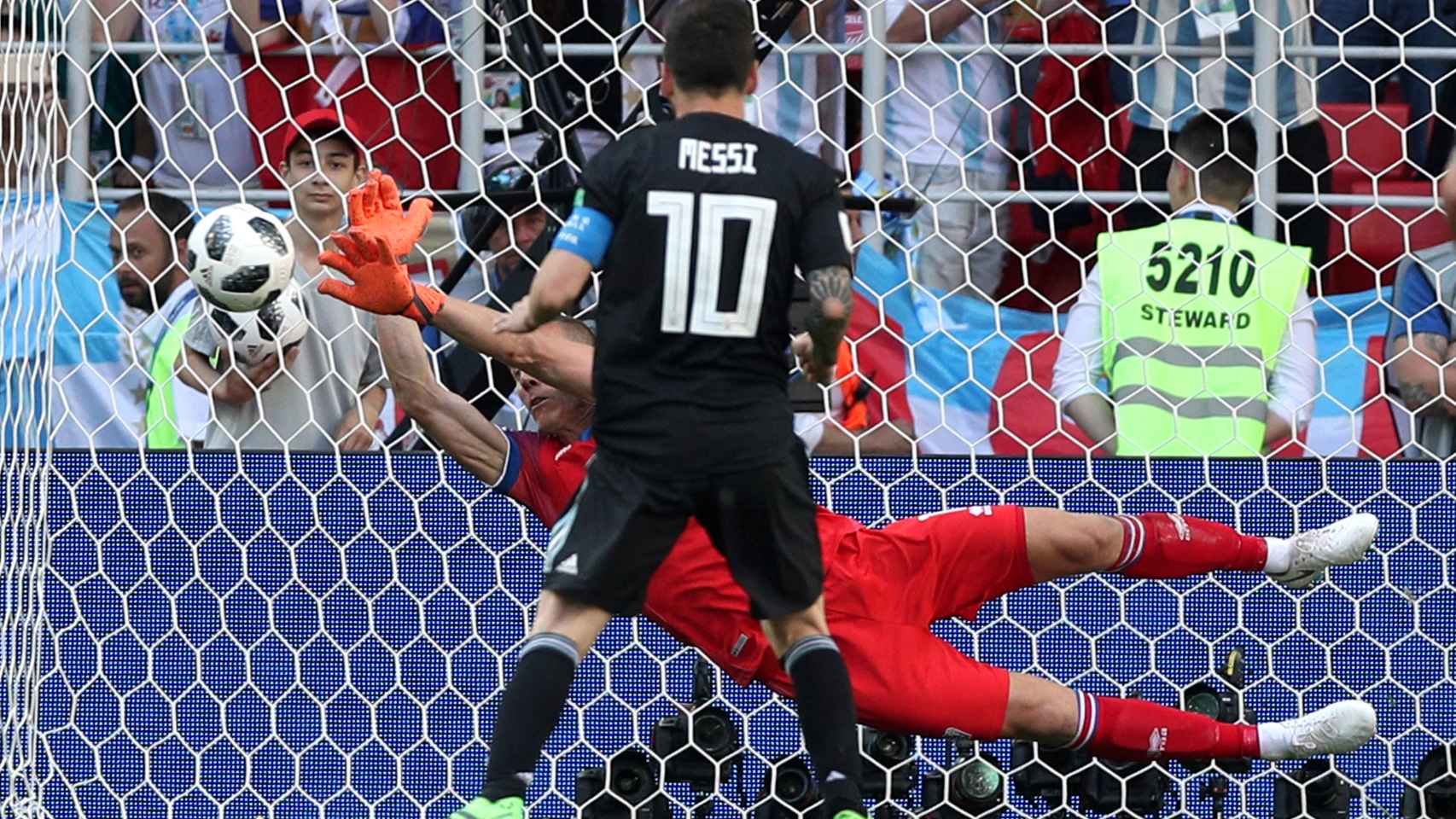 El penalti que falló Messi ante Islandia.