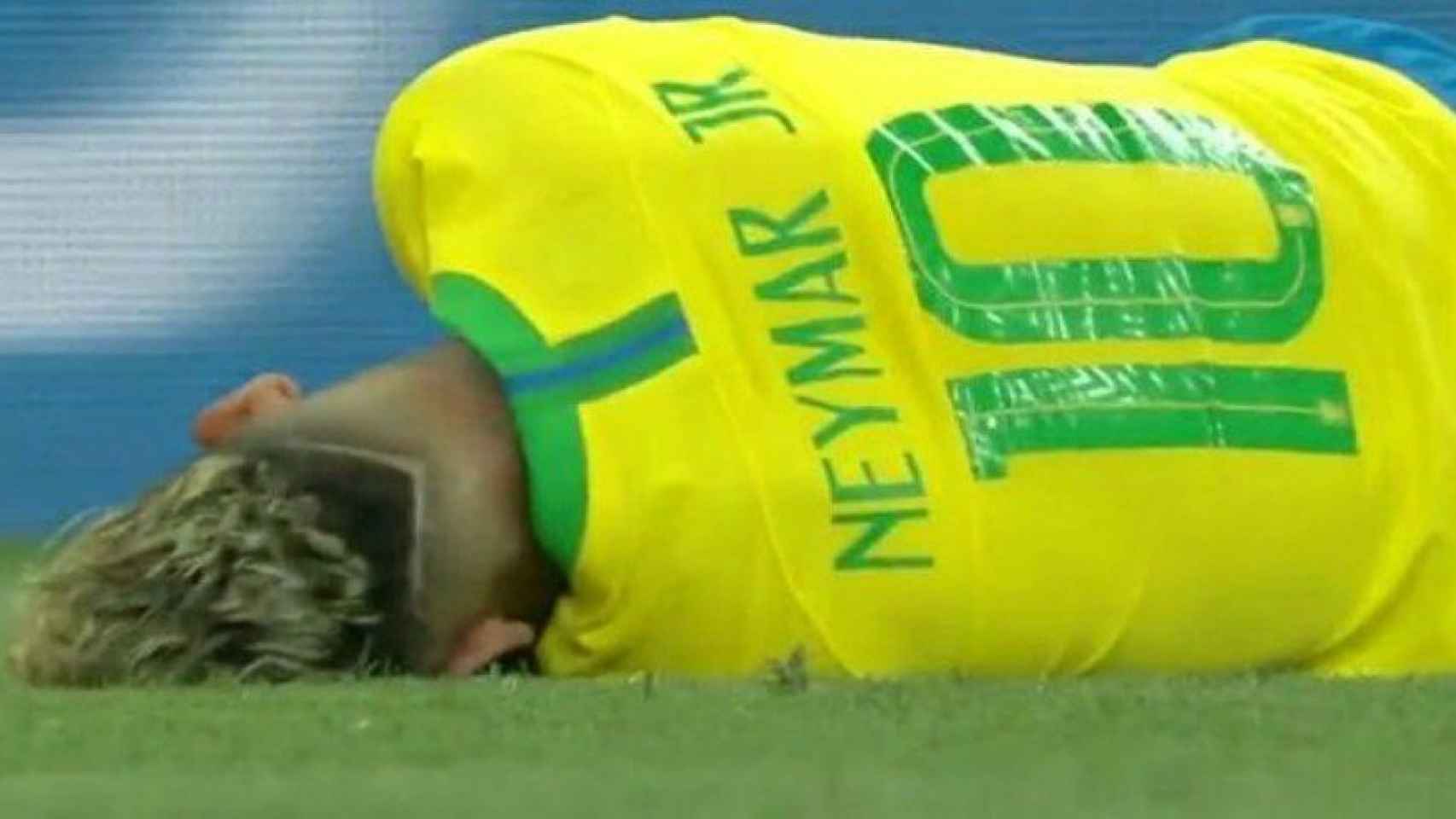 Neymar, en el suelo con Brasil