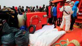 Cadáveres de inmigrantes, en un barco de Salvamento Marítimo.