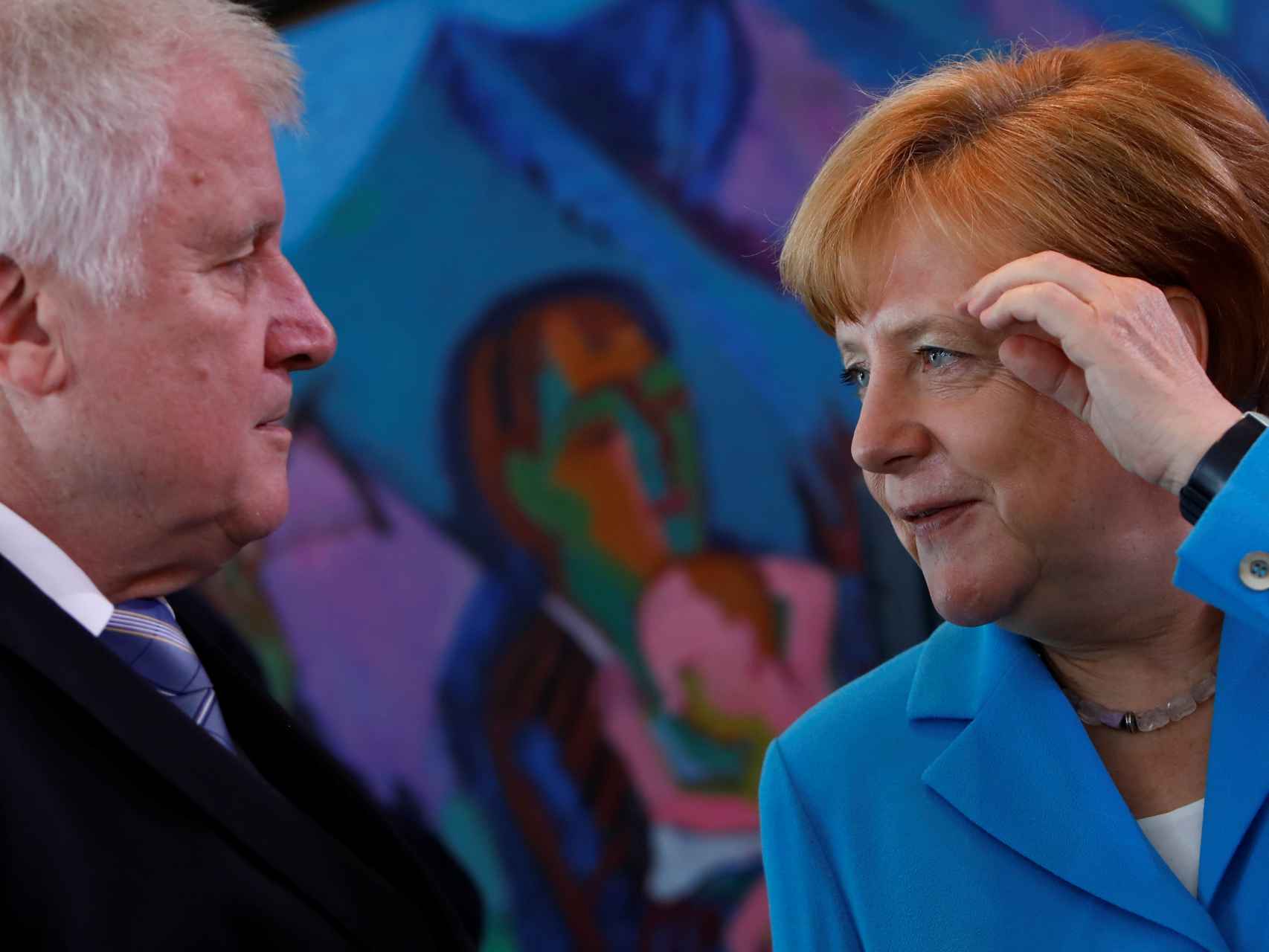 Seehofer, junto a Merkel.