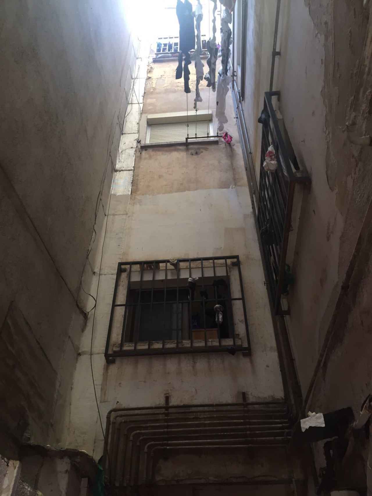 La mujer muerta y su esposo, homicida confeso, vivían en un piso patera en la segunda planta