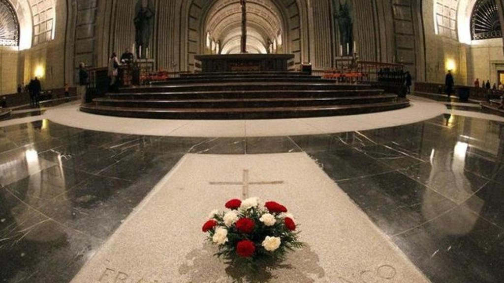 Ofrendas florales en la tumba de Franco, en el Valle de los Caídos.