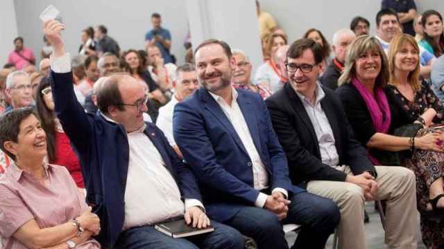 El ministro de Fomento y secretario de Organización del PSOE, José Luis Ábalos junto a la que será la nueva delegada del gobierno, Cunillera, Iceta, Illa y Marín.