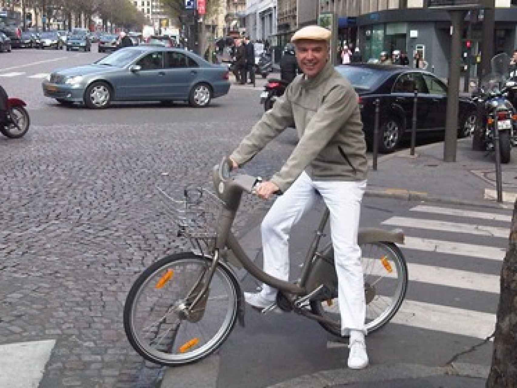 David Byrne siempre subido a su bicicleta y a sus buenos propósitos.
