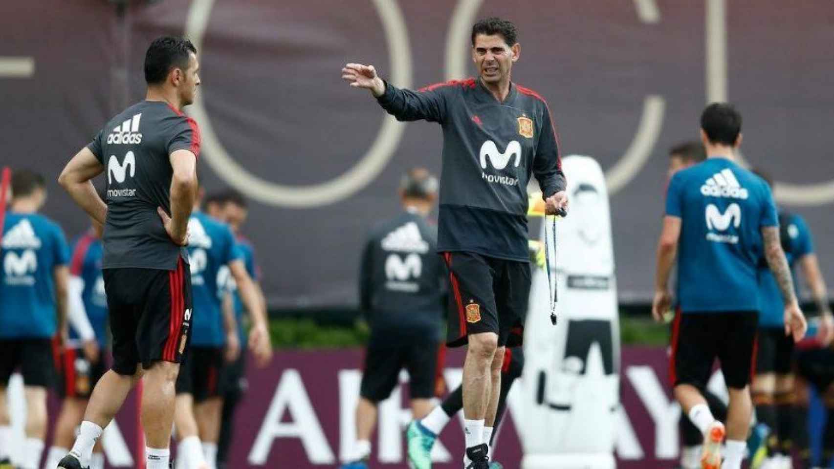 Hierro dirigiendo el entrenamiento de España. Foto: Facebook (@sefútbol).