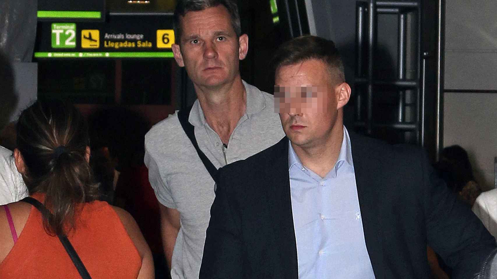 Urdangarin, en el aeropuerto, a su llegada a Madrid horas antes de ingresar en prisión.