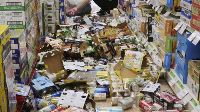 Una tienda afectada por el terremoto de Osaka (Japón).