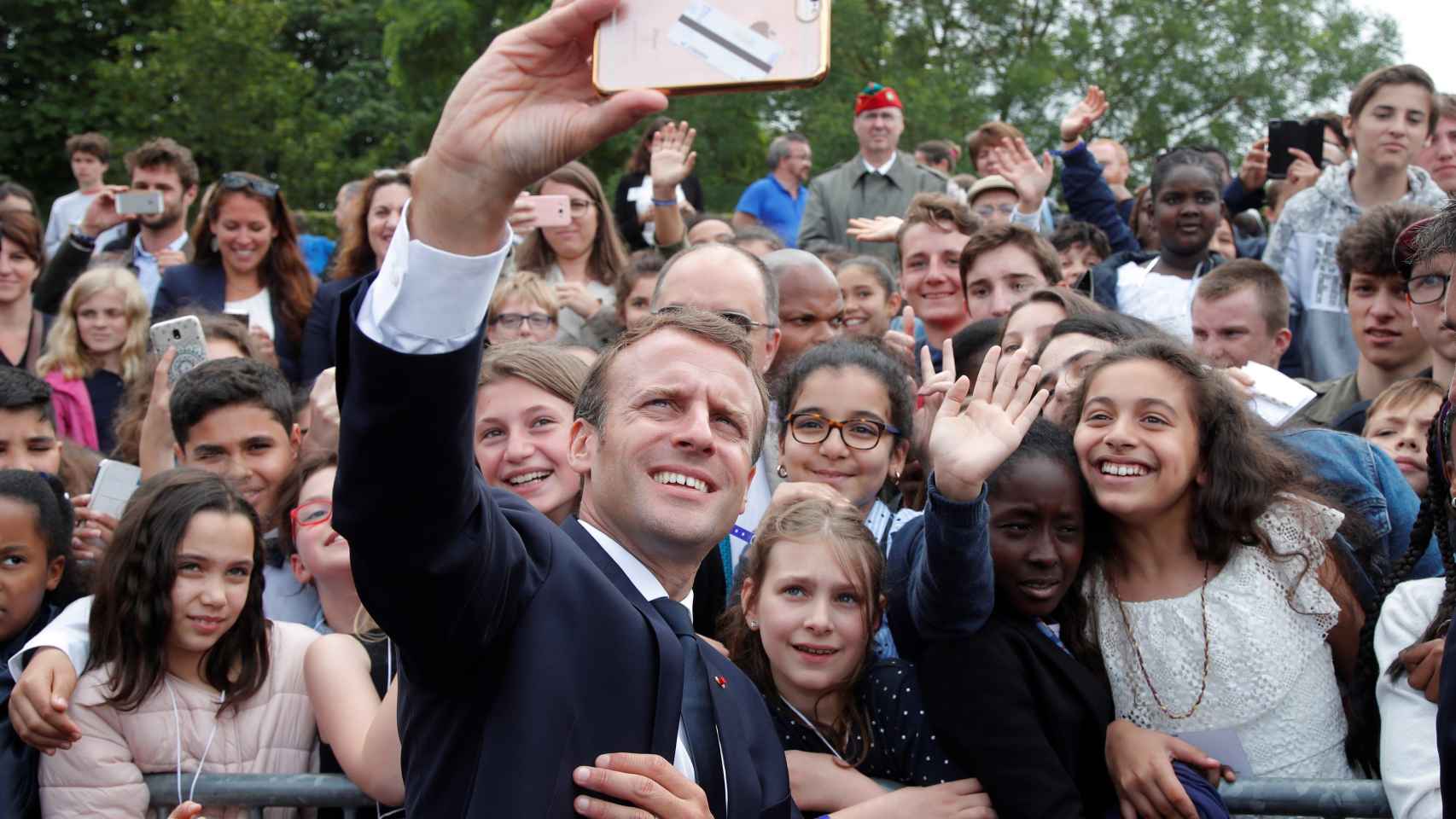 Macron se fotografía con un grupo de jóvenes en el 78 aniversario del Llamamiento del 18 de junio.