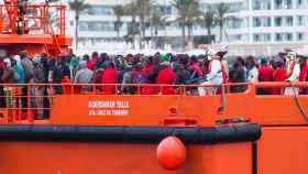 Un grupo de migrantes llegan al puerto de Gran Canaria tras haber sido rescatados en el mar