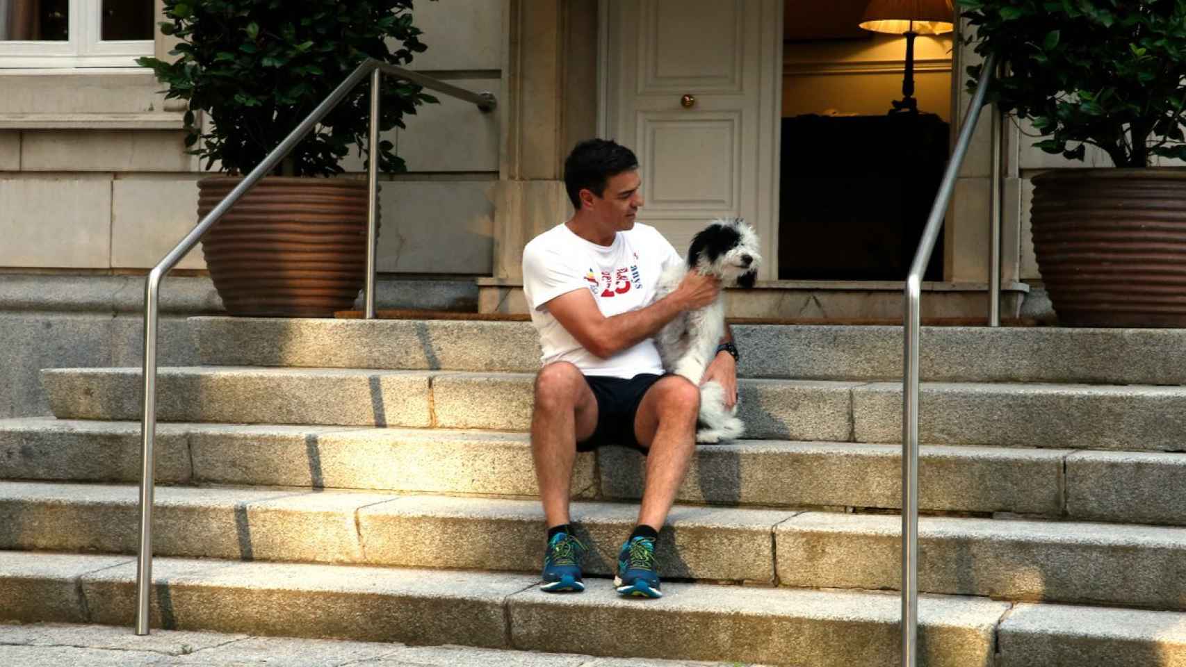 Pedro Sánchez posando con su perro este lunes.