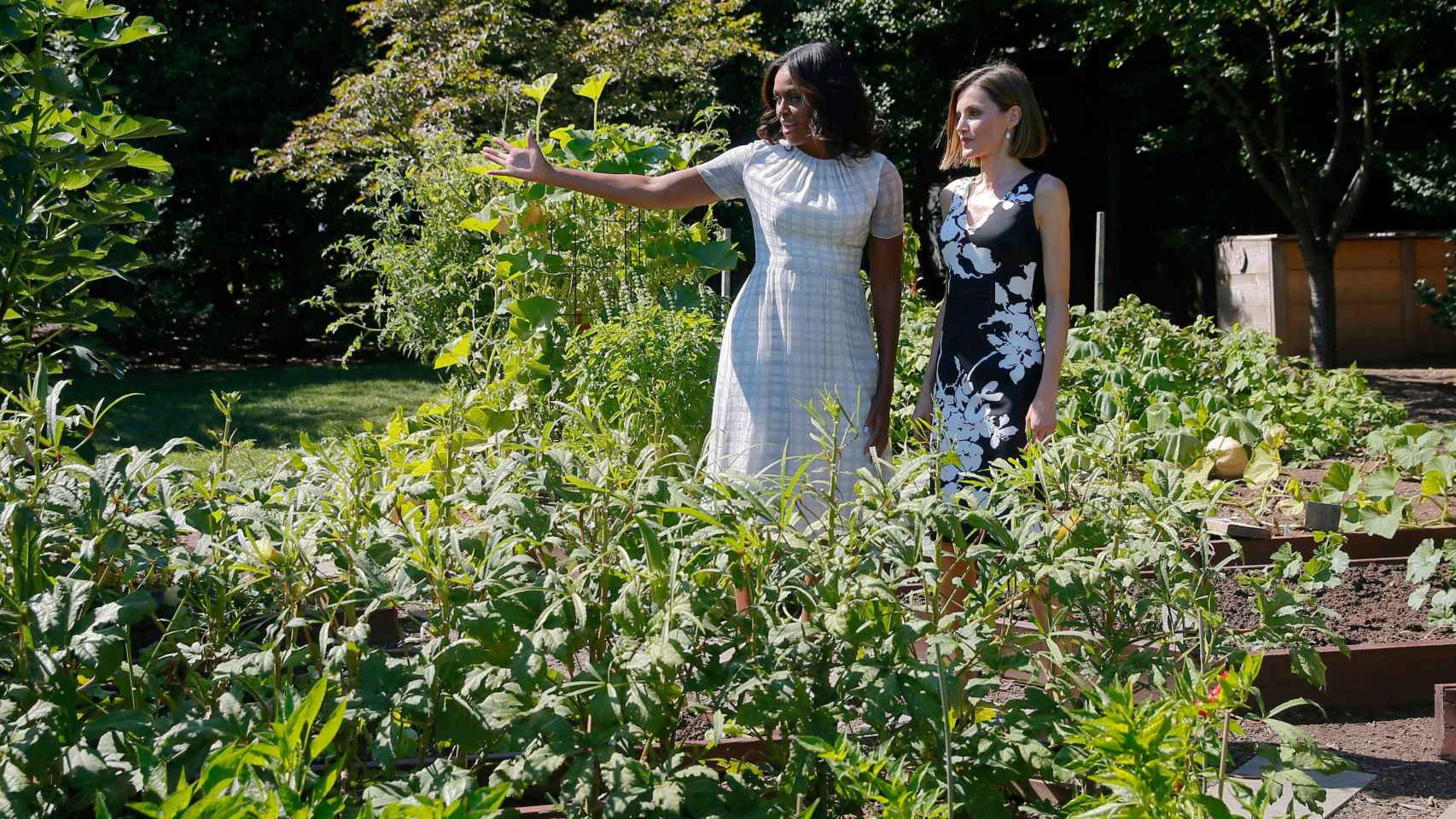 Michelle Obama y la reina Letizia en el huerto ecológico.