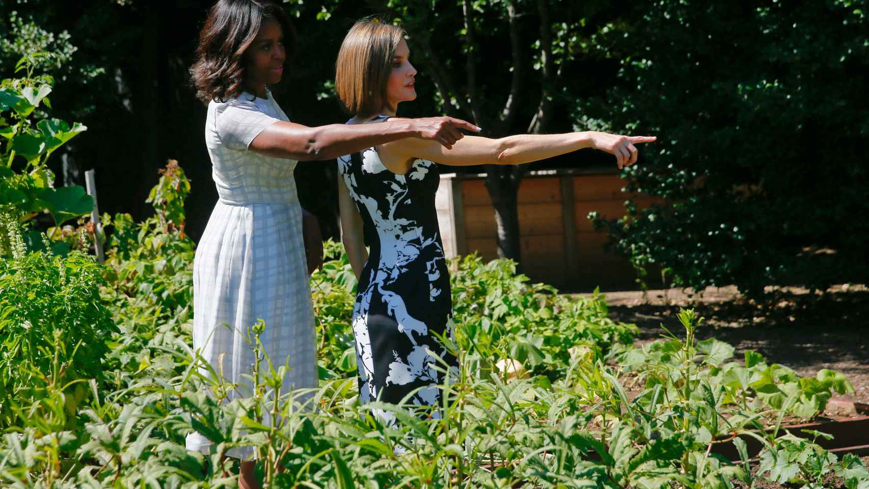 Michelle Obama y la reina Letizia en el huerto de la Casa Blanca.
