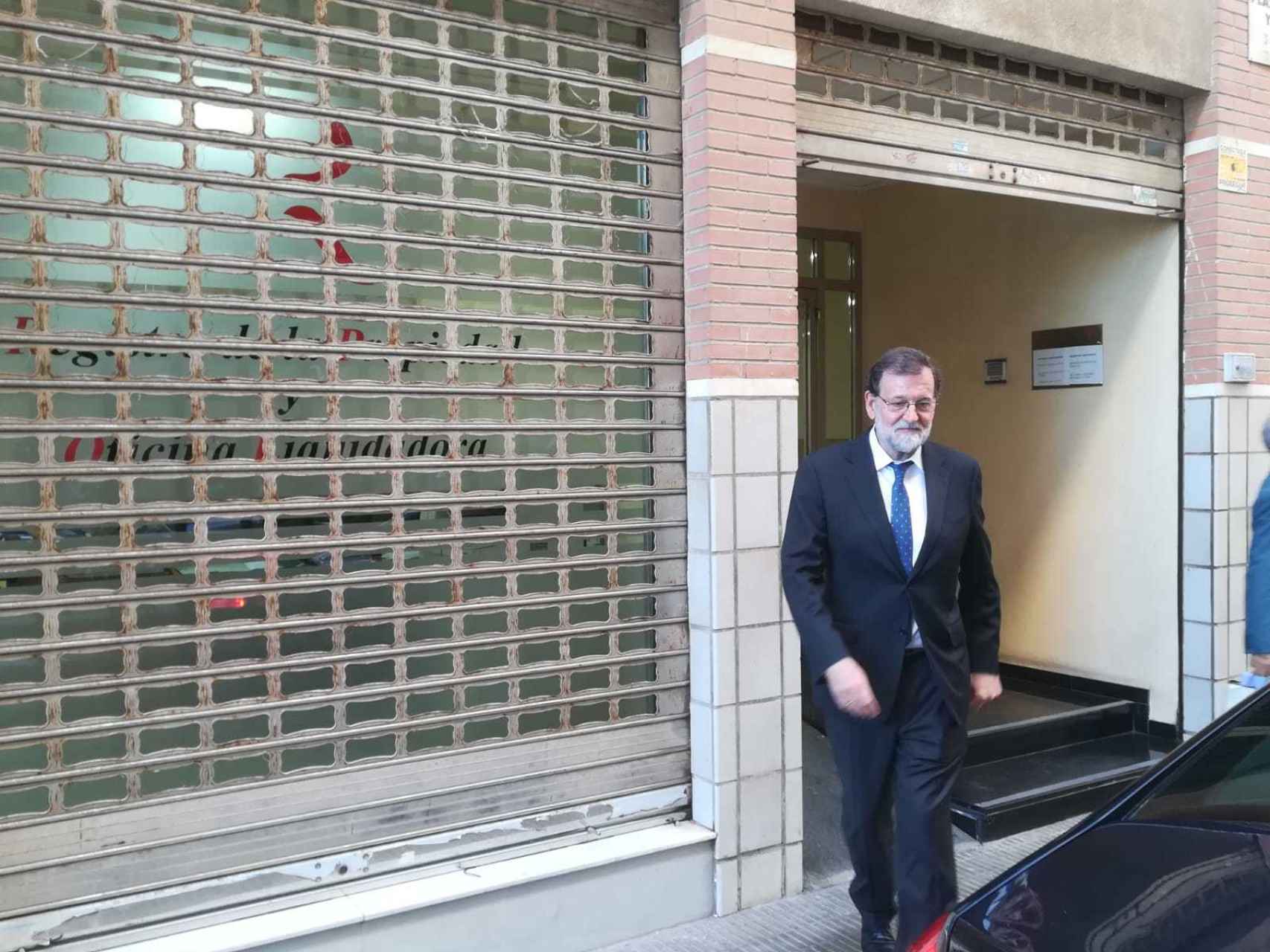 El expresidente del Gobierno Mariano Rajoy saliendo este martes del Registro de la Propiedad de Santa Pola (Alicante).