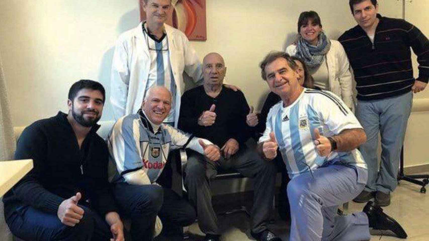 Bilardo posa con el equipo médico que le operó en Buenos Aires.