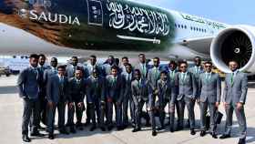 Los jugadores de Arabia Saudí ante el avión oficial del equipo.
