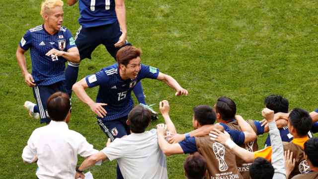 Los jugadores japoneses celebran el gol de Osako.