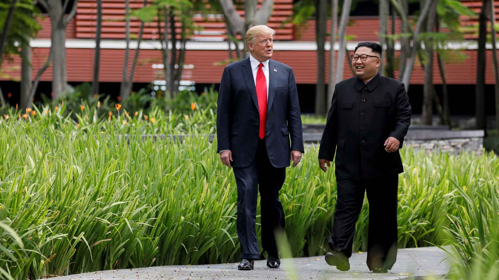 El presidente estadounidense junto a Kim Jong-un durante su cumbre en Singapur.