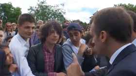 Macron abroncando a un joven por llamarle 'Manu'.