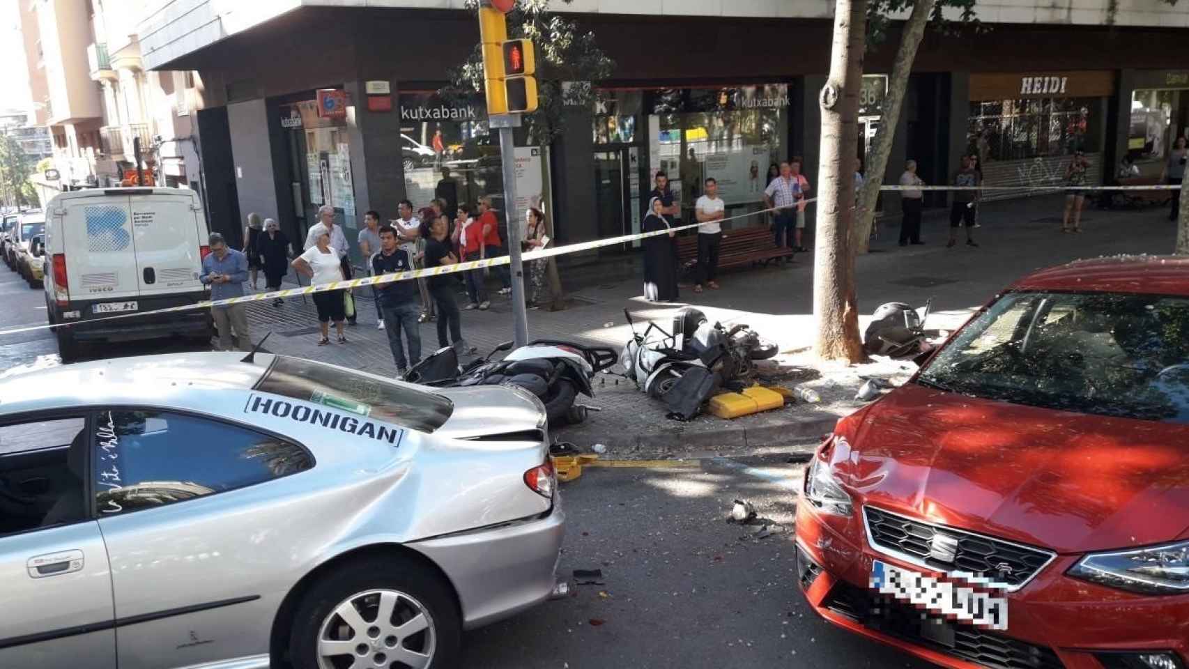 Un conductor atropella a dos personas en Barcelona al recorrer 50 metros de acera