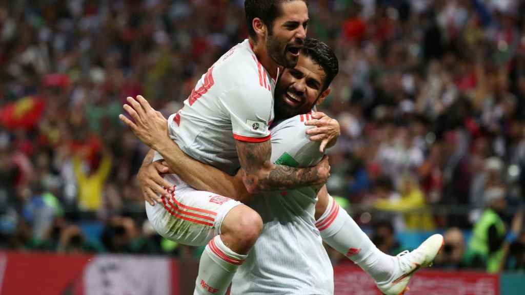 Diego Costa celebra su gol con Isco.