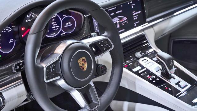 porsche panamera interior ordenador de abordo