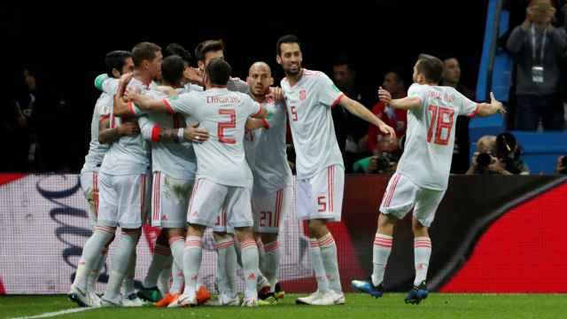 Los jugadores de España celebran el gol a Irán.