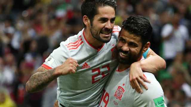 Isco celebra con Diego Costa el gol del delantero a Irán.