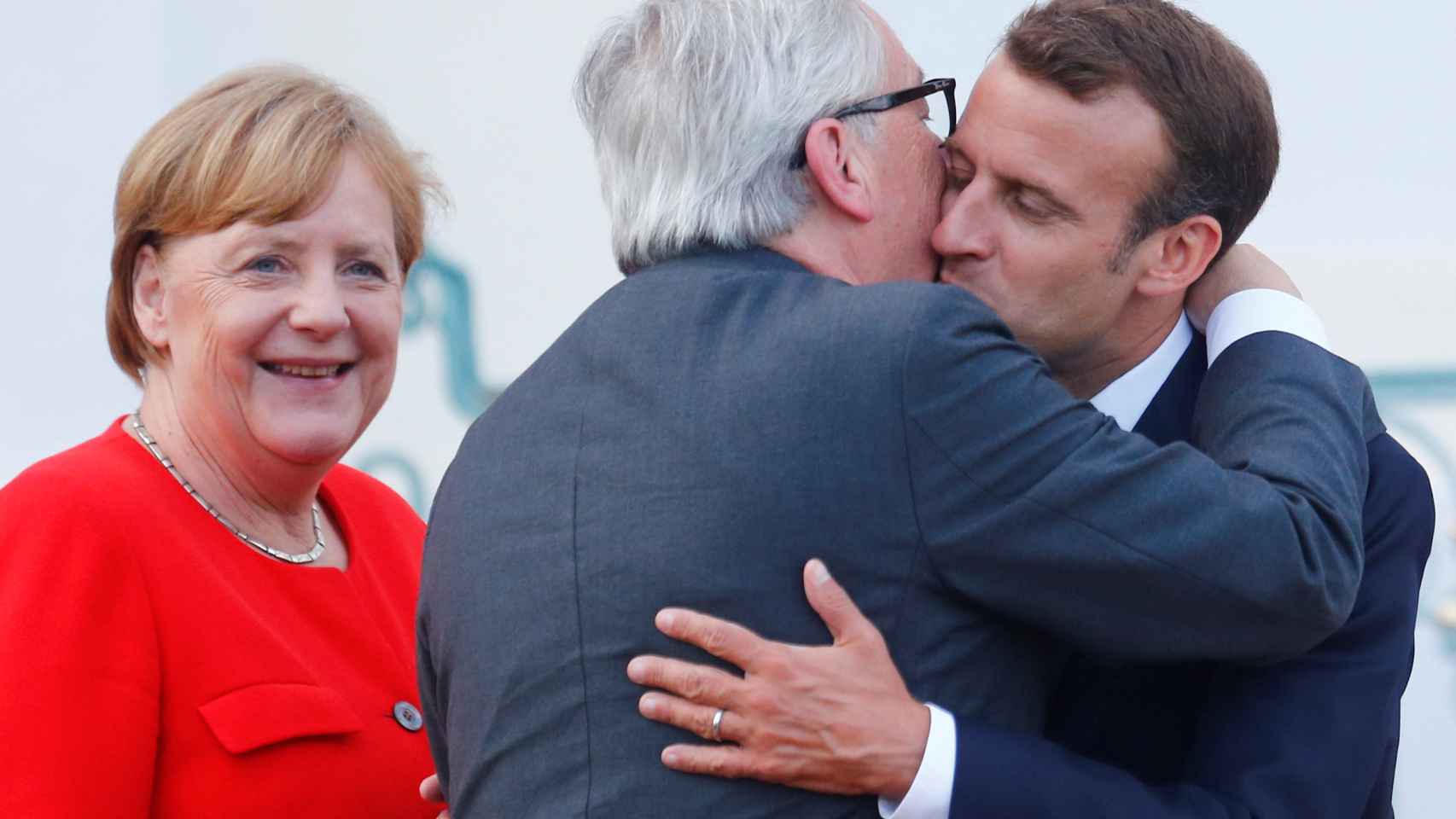 Juncker y Macron han impulsado la minicumbre para dar cobertura a Merkel