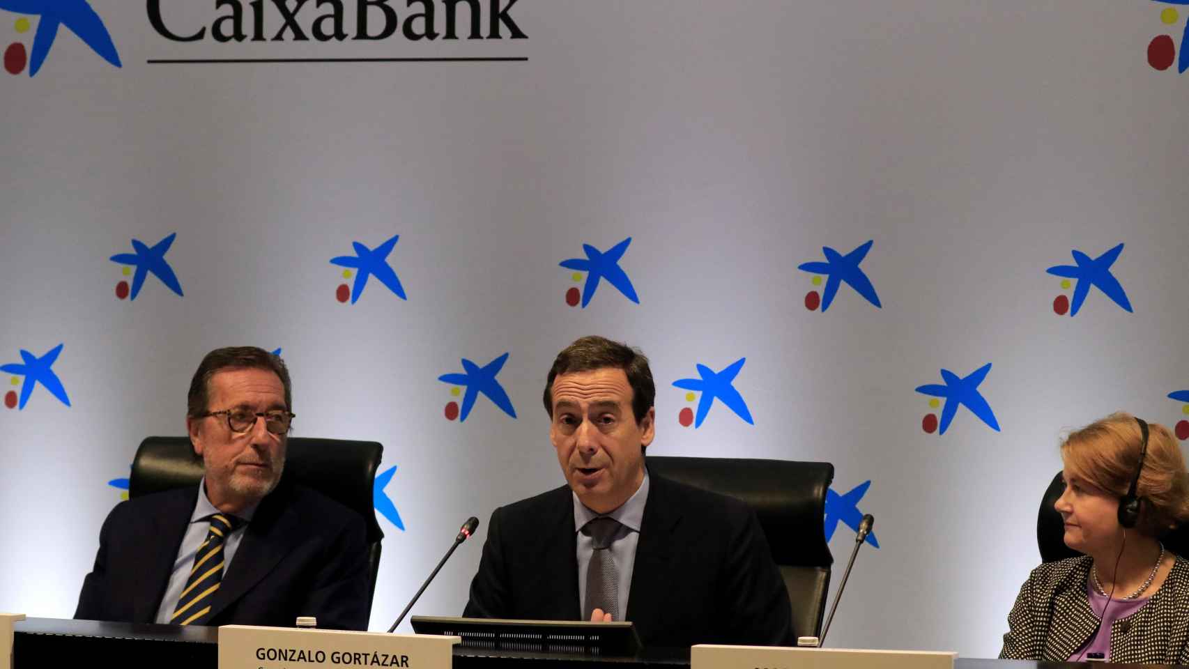 Antoni Vila, presidente de MicroBank, y Gonzalo Gortázar, consejero delegado de CaixaBank.
